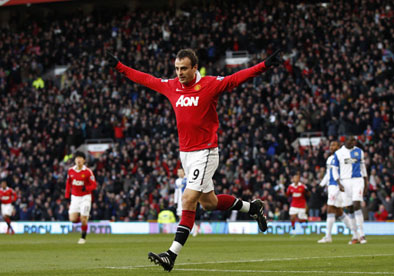 Dimitar Berbatov scores the third goal for Manchester United
